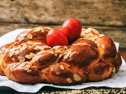 Гръцки Великденски козунак с мастика и боядисани сварени яйца - снимка на рецептата
